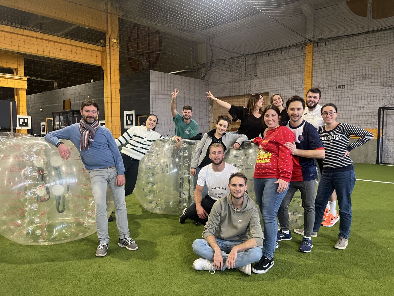 Une équipe d'entreprise réunie après une activité de cohésion chez Team Square